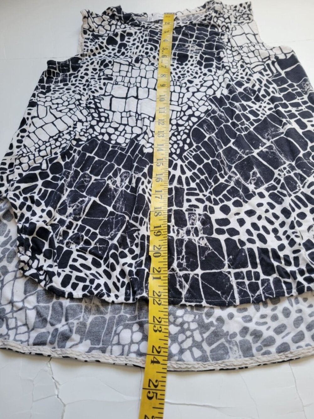 Vince Sleeveless Black& White Geometric Pattern  Size S Lightweight Casual - Picture 8 of 8